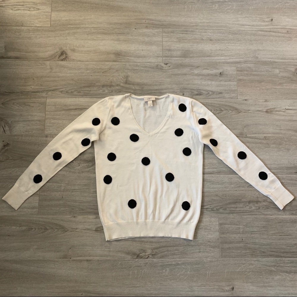 💕2/$25💕 Loft v-neck polka dot sweater